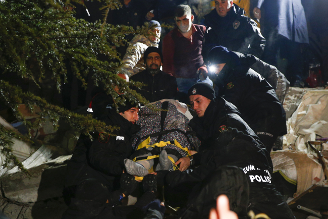 Malatya'da enkazdan yaklaşık 17 saat sonra 5 kişi kurtarıldı