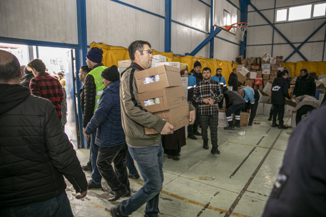 Vanlılar, depremzedeler için yardıma koşuyor