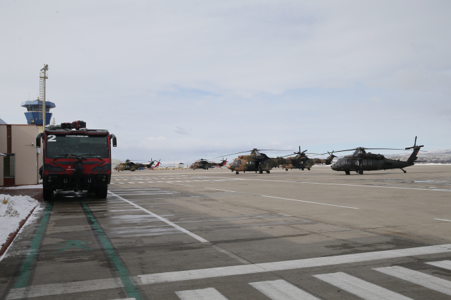 Kapadokya'dan havalanan 17 askeri helikopter deprem bölgesine gidiyor