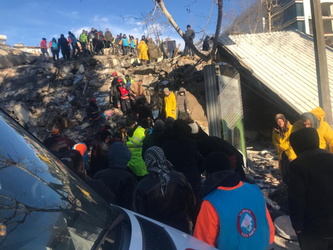 Depremden 37 saat sonra enkazdan bir kişi kurtarıldı