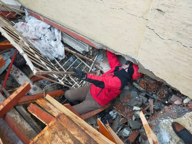 Enkazda sıkışan tıp öğrencisi kurtarıldı