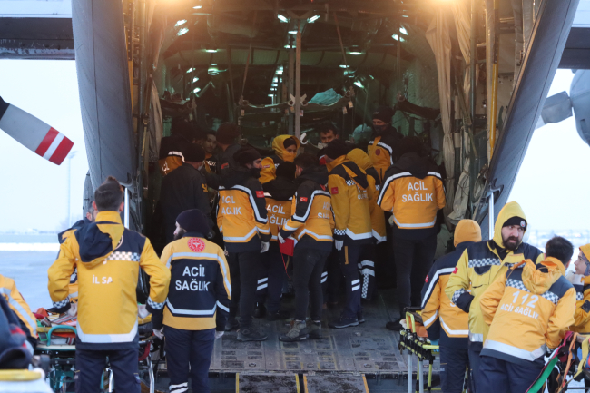 Depremde yaralanan 31 kişi TSK'nın kargo uçağıyla İstanbul'a getirildi