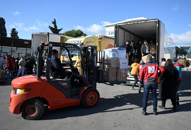 İzmir'den deprem bölgesine 101 tır yardım gönderildi
