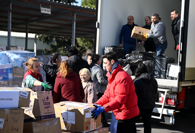 İzmir'den deprem bölgesine 101 tır yardım gönderildi