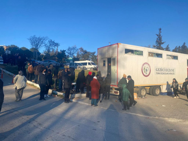 Depremin etkilediği 5 ilde 'tır ve konteyner eczaneler' kuruldu