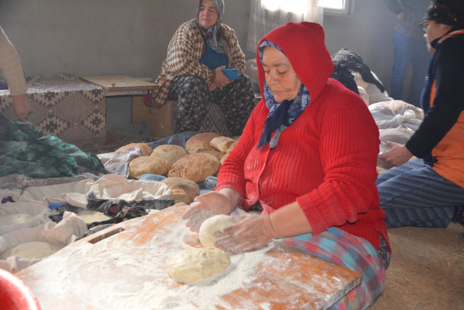Tüm Türkiye tek yürek: Uşak'ta kadınlar depremzedeler için ekmek pişiriyor