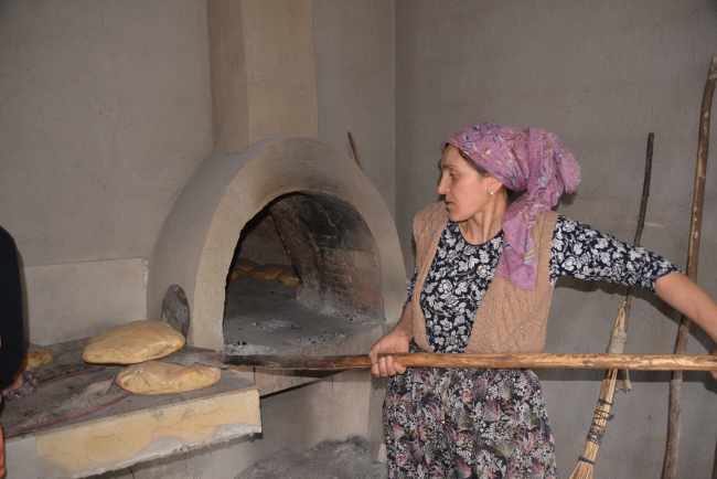 Tüm Türkiye tek yürek: Uşak'ta kadınlar depremzedeler için ekmek pişiriyor