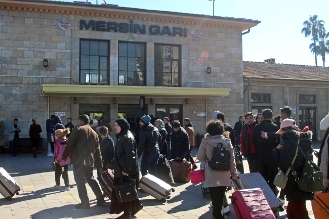 "Afetzede Aktarım Treni" ile 845 kişi Mersin'e taşındı
