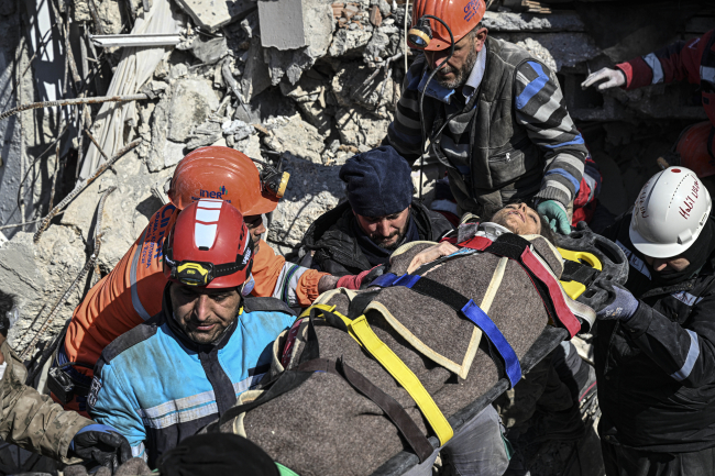 Ekipler 'Sesimi duyan var mı?' dedi, enkaz altındaki köpek havlayarak cevap verdi