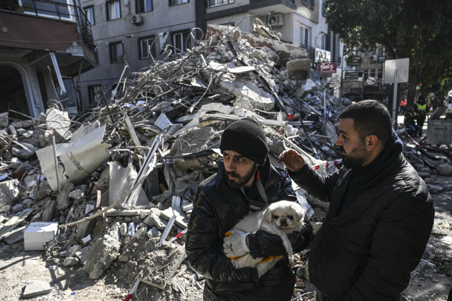 Ekipler 'Sesimi duyan var mı?' dedi, enkaz altındaki köpek havlayarak cevap verdi