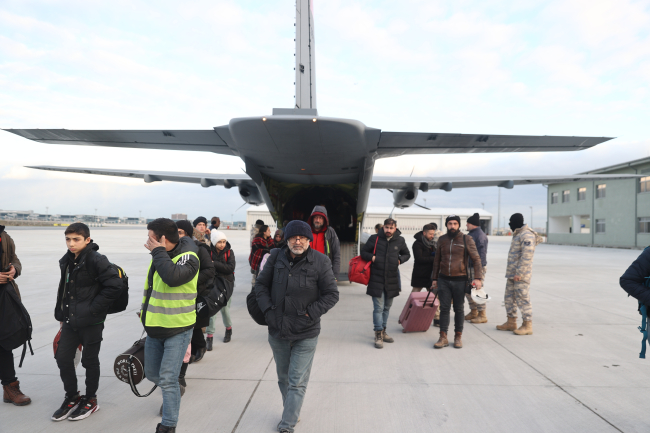 32 depremzede TSK’nın kargo uçağıyla İstanbul’a getirildi