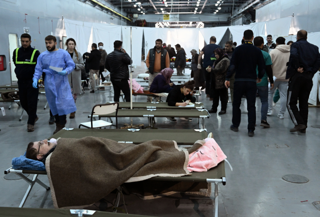 Yüzer hastane TCG Bayraktar, depremzedelere 
