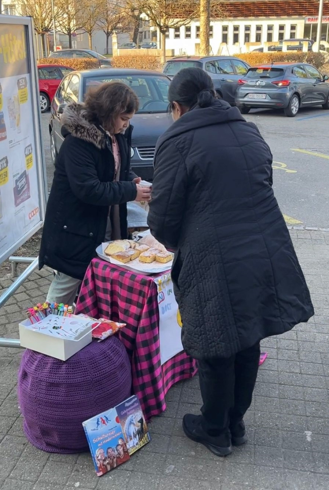İsviçre'de ilkokul öğrencisi Türk kuzenler depremzedelere yardım için kek satıyor