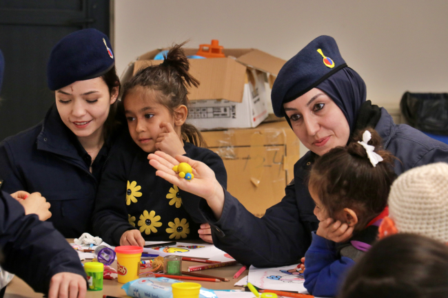 Depremi yaşayan çocuklar jandarma ablalarının oyunlarıyla moral buluyor