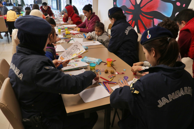 Depremi yaşayan çocuklar jandarma ablalarının oyunlarıyla moral buluyor