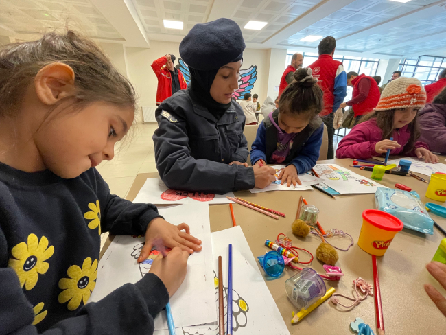 Depremi yaşayan çocuklar jandarma ablalarının oyunlarıyla moral buluyor