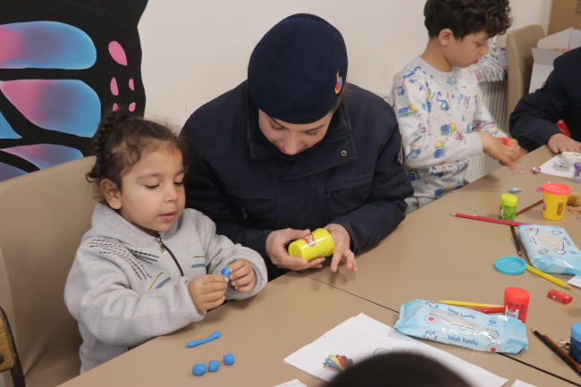Depremi yaşayan çocuklar jandarma ablalarının oyunlarıyla moral buluyor