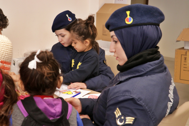 Depremi yaşayan çocuklar jandarma ablalarının oyunlarıyla moral buluyor
