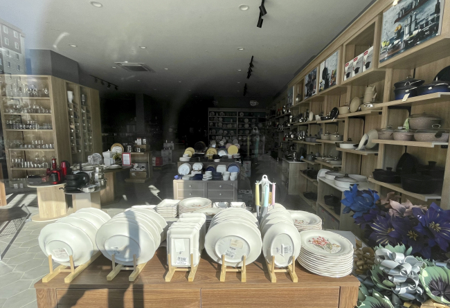 Bir tabak bile kırılmadı: Züccaciye dükkanı depremi hasarsız atlattı