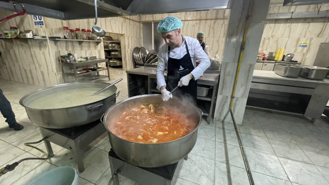 Depremzedelerin yemek ve ekmeklerini öğretmenler ile öğrenciler hazırlıyor
