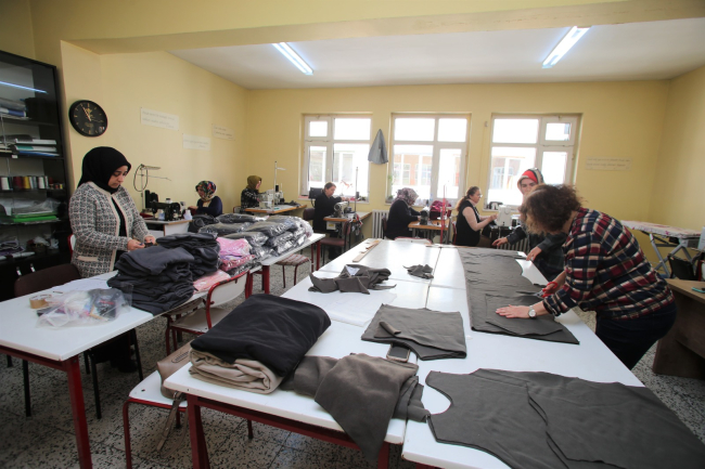 Amasya'da meslek lisesi öğrencileri ürettikleri 150 bin ekmeği deprem bölgesine gönderdi