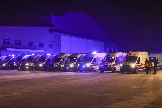 Deprem bölgesinden 49 yaralı uçakla İstanbul'a getirildi