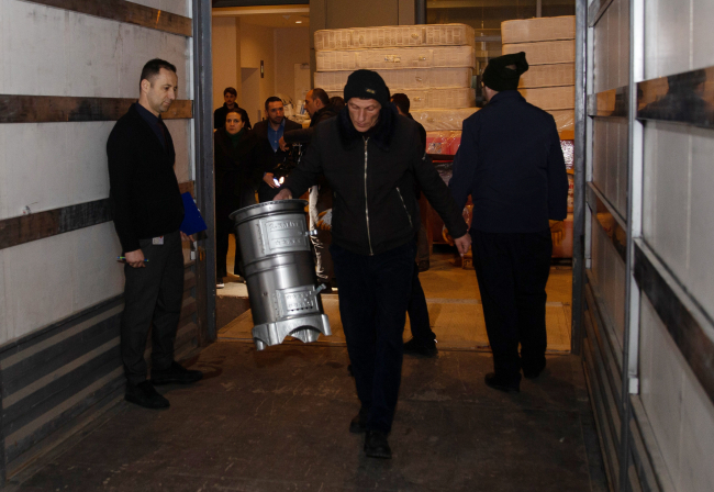 Cumhurbaşkanlığı personeli, deprem bölgesine 85 tır yardım gönderdi