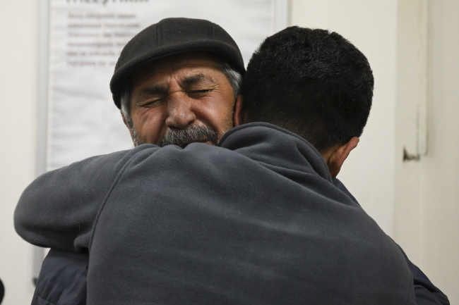 Hatay'da enkaz altında kalan iki kişi depremin 261. saatinde kurtarıldı