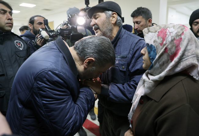 Bakan Koca, 261. saatte enkazdan çıkarılan depremzedeleri ziyaret etti