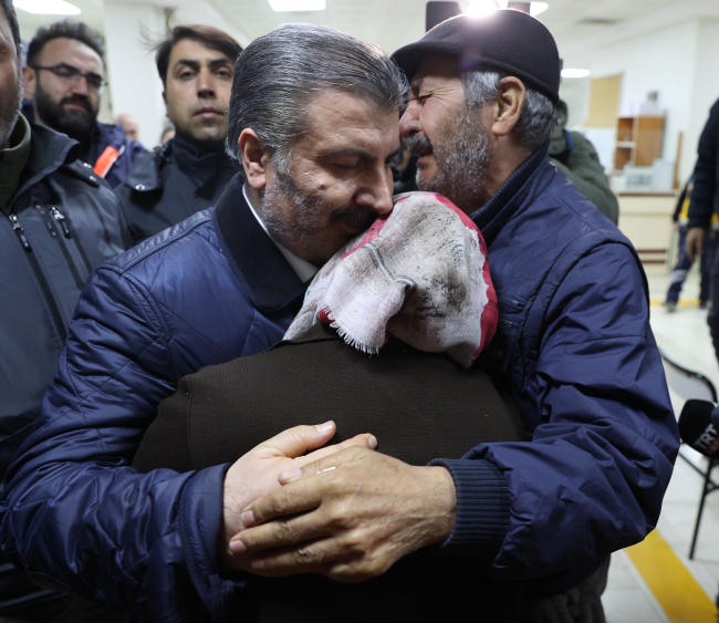 Hatay'da enkaz altında kalan iki kişi depremin 261. saatinde kurtarıldı