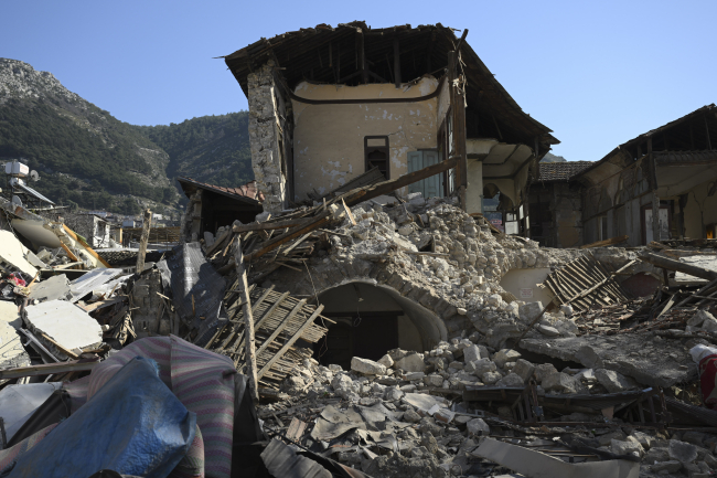 Zamana direnen tarihi taş evler depreme dayanamadı