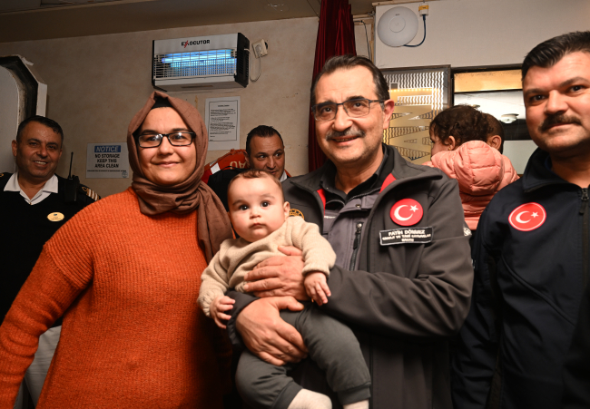Bakan Dönmez kruvaziyer gemisinde konaklayacak depremzedeleri karşıladı