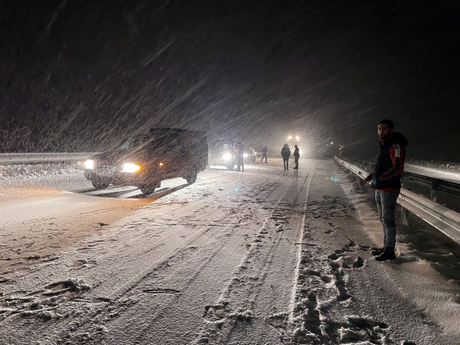 Ardahan'da bazı tırlar buzlanma nedeniyle yolda kaldı