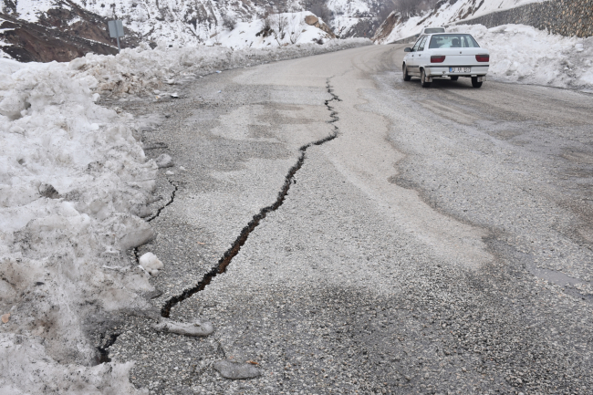 Çelikhan'da bazı yollarda yarıklar oluştu