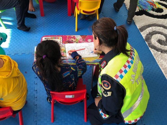 Kayseri'de jandarma çeşitli aktivitelerle depremden etkilenen çocuklara moral verdi