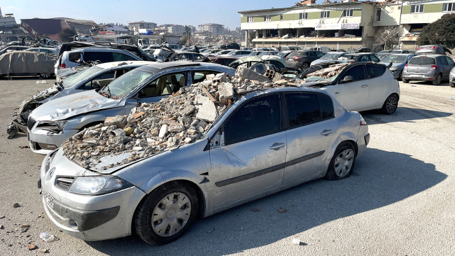 Depremde zarar gören araçlar enkaz alanından çekiliyor