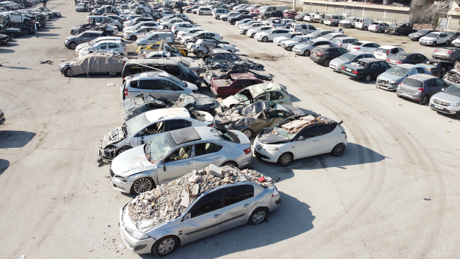 Depremde zarar gören araçlar enkaz alanından çekiliyor