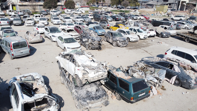 Depremde zarar gören araçlar enkaz alanından çekiliyor
