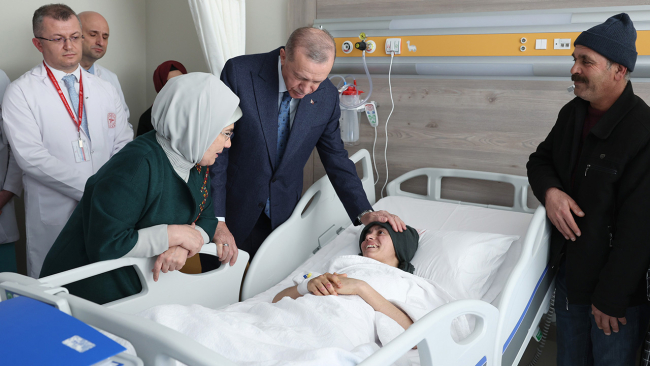 Erdoğan, Ankara'da tedavi gören depremzedeleri ziyaret etti