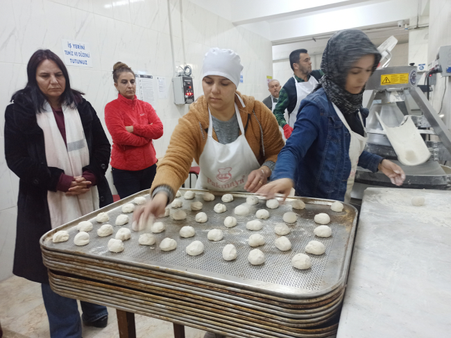 Osmaniye'deki meslek lisesi ekmek üretimini depremzedeler için 7 katına çıkardı