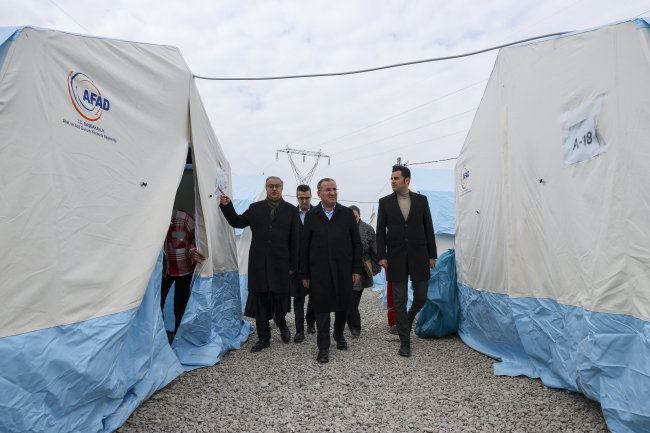 Bakan Bozdağ, Diyarbakır'da çadır kenti ziyaret etti