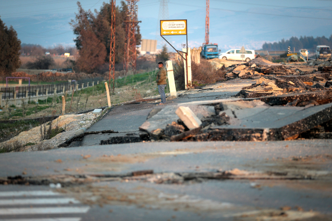 Defne merkezli deprem yollarda ve tarlalarda oluşan hasarı büyüttü