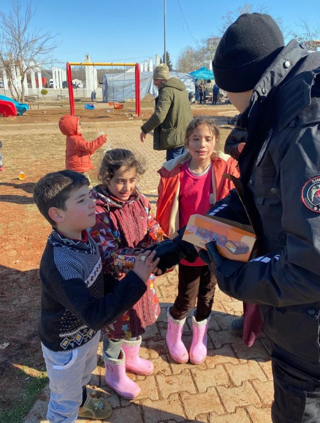 Depremzede çocuklar polis aracıyla gezdi