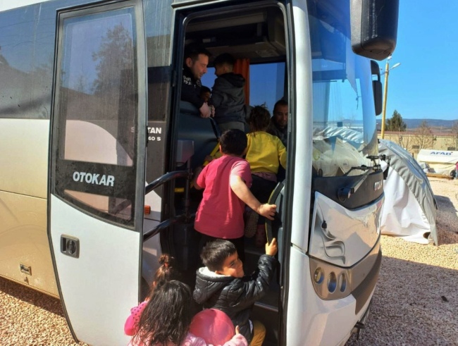 Depremzede çocuklar polis aracıyla gezdi