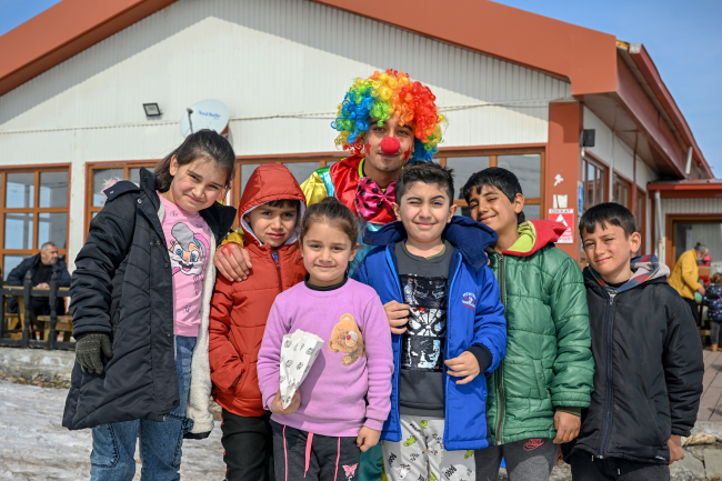 Depremzedeler Van'da kayak yaparak acı günleri unutmaya çalıştı