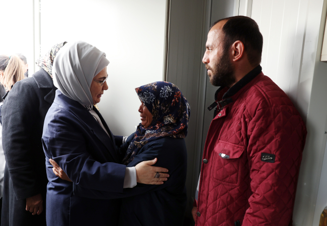 Emine Erdoğan Gaziantep'te depremzedeleri ziyaret etti