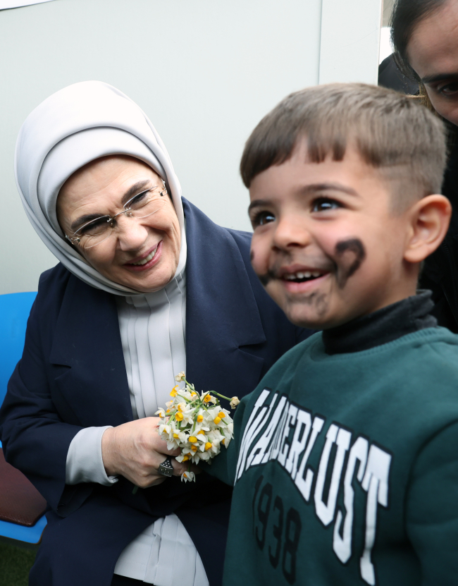 Emine Erdoğan Gaziantep'te depremzedeleri ziyaret etti