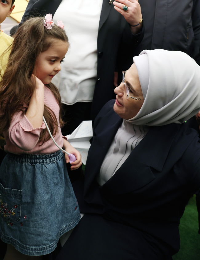 Emine Erdoğan Gaziantep'te depremzedeleri ziyaret etti