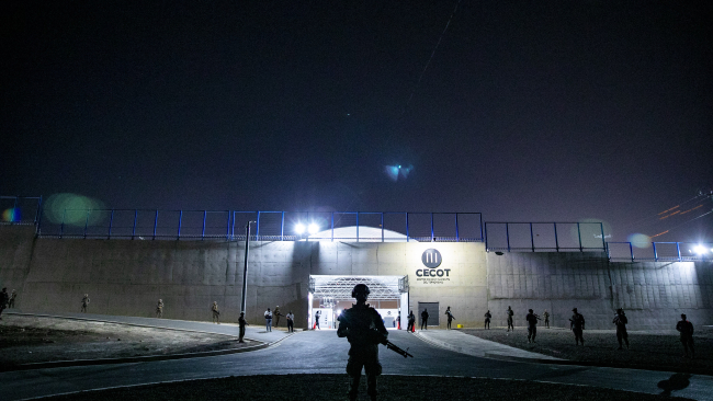 Amerika kıtasının en büyük hapishanesine 2 bin çete üyesi nakledildi