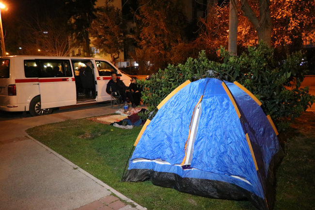 İzmir'de vatandaşlar çadır ve araçlarda konaklıyor